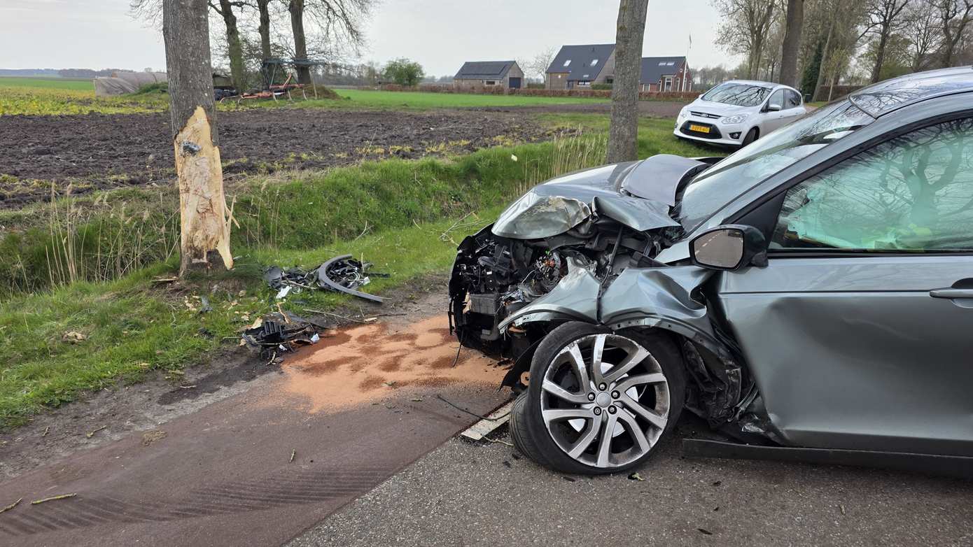 Auto zwaar beschadigd na botsing tegen boom bij Eexterveen