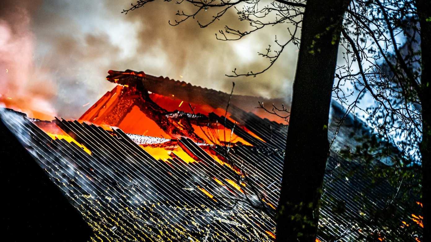 Grote brand verwoest schuur in Bovensmilde, hulpdiensten massaal ingezet