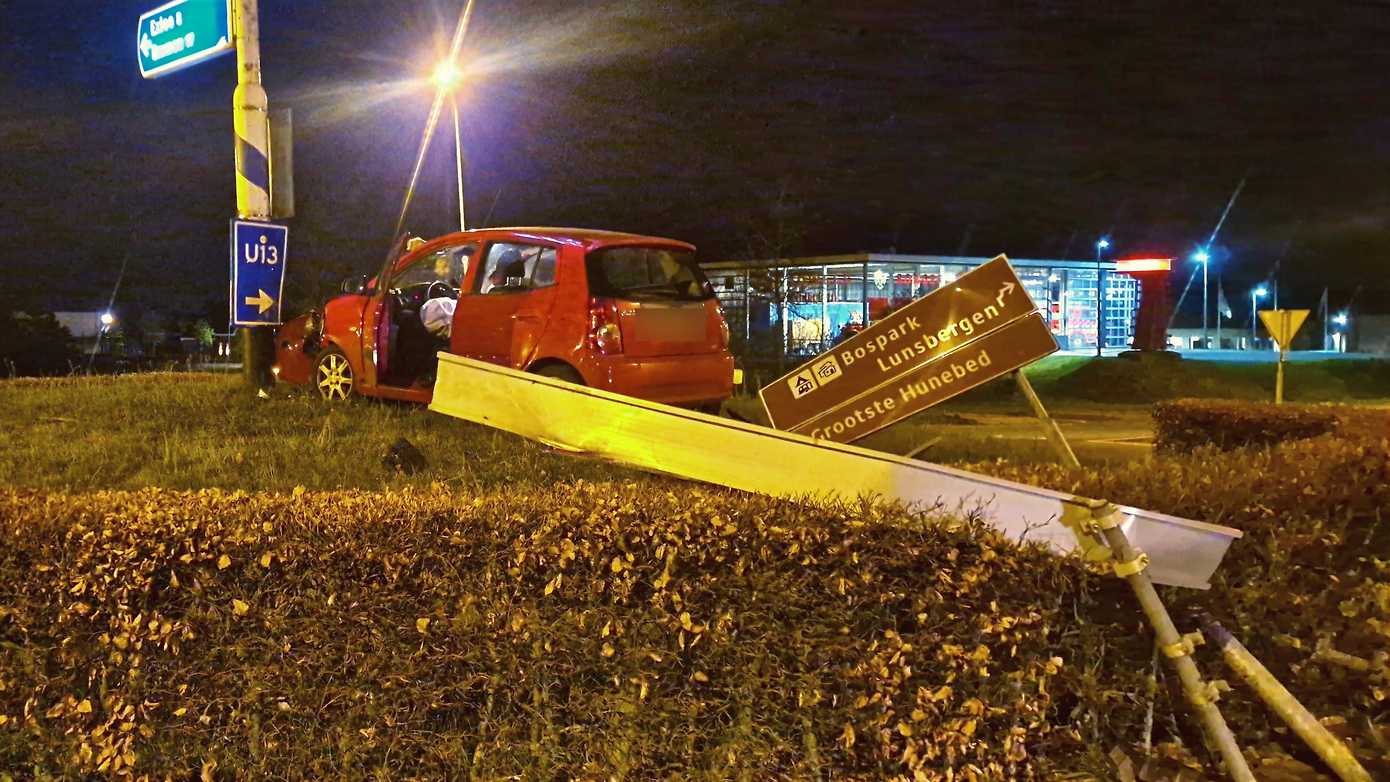 Auto raakt van N34 en botst tegen bord