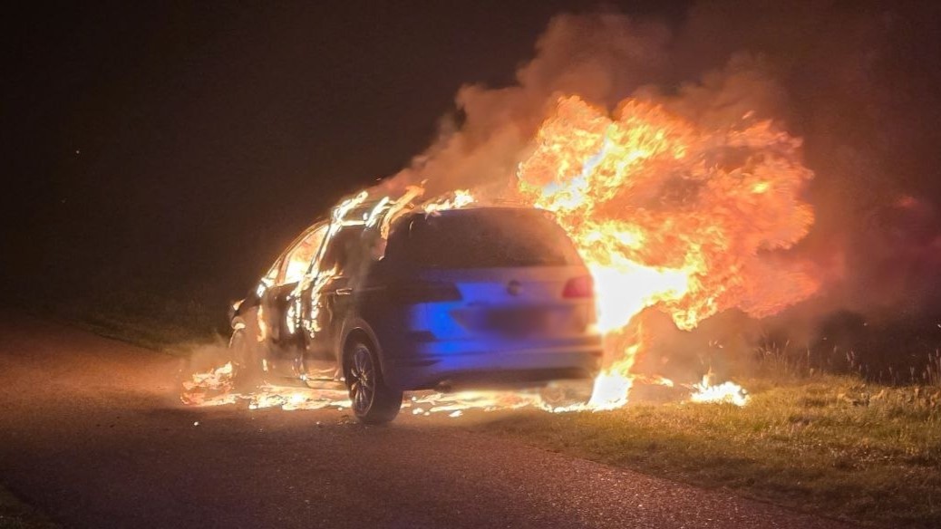 Auto volledig uitgebrand in Gieten