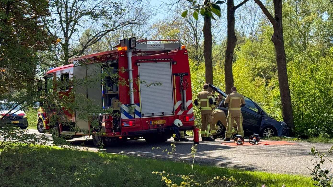 Brommobiel belandt in sloot na botsing in Beilen
