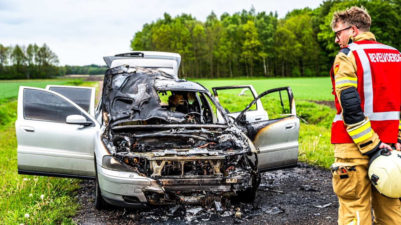 Auto volledig uitgebrand in Smilde