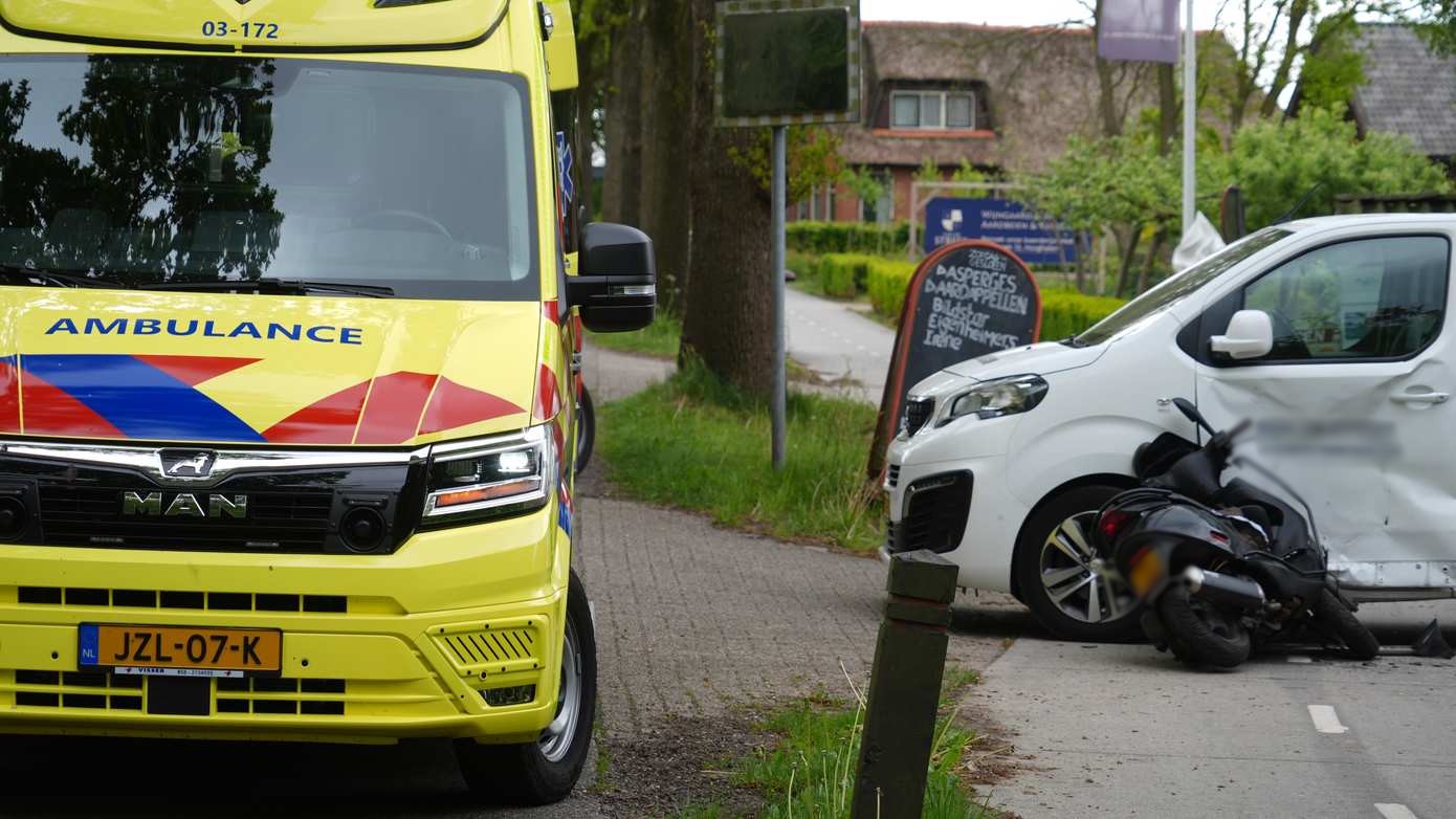 Scooterrijder gewond na botsing met busje in Hooghalen