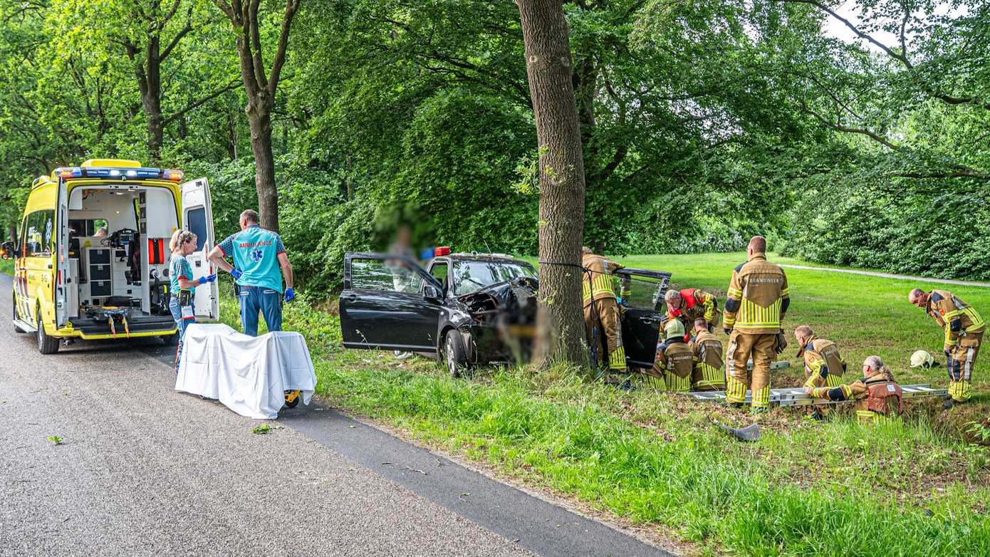Traumahelikopter ingezet nadat automobilist tegen boom rijdt bij provinciegrens