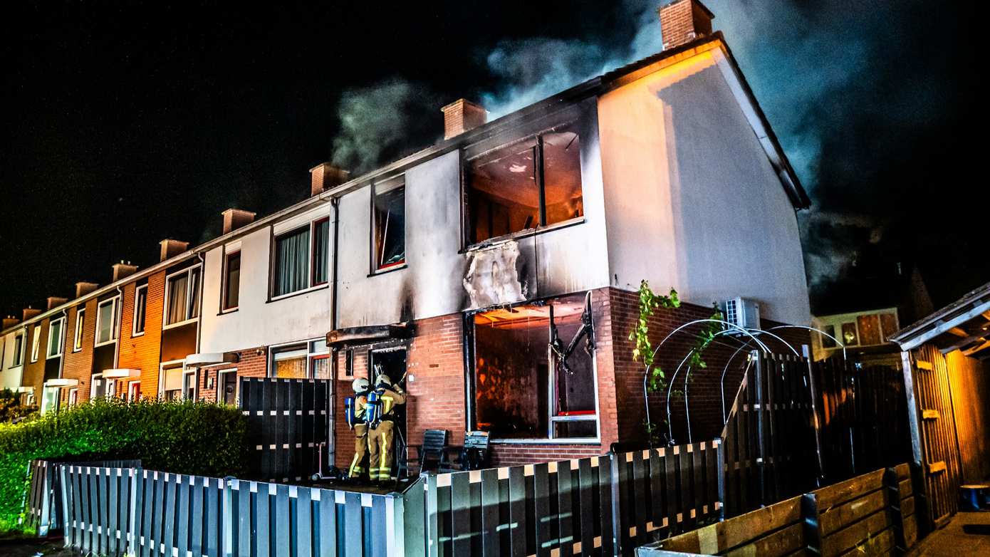 Woningen ontruimd na felle brand