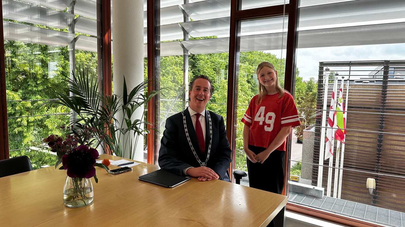 Tess Kist en Imaé Lameire komend schooljaar eerste kinder- en hulpburgemeester van gemeente Meppel