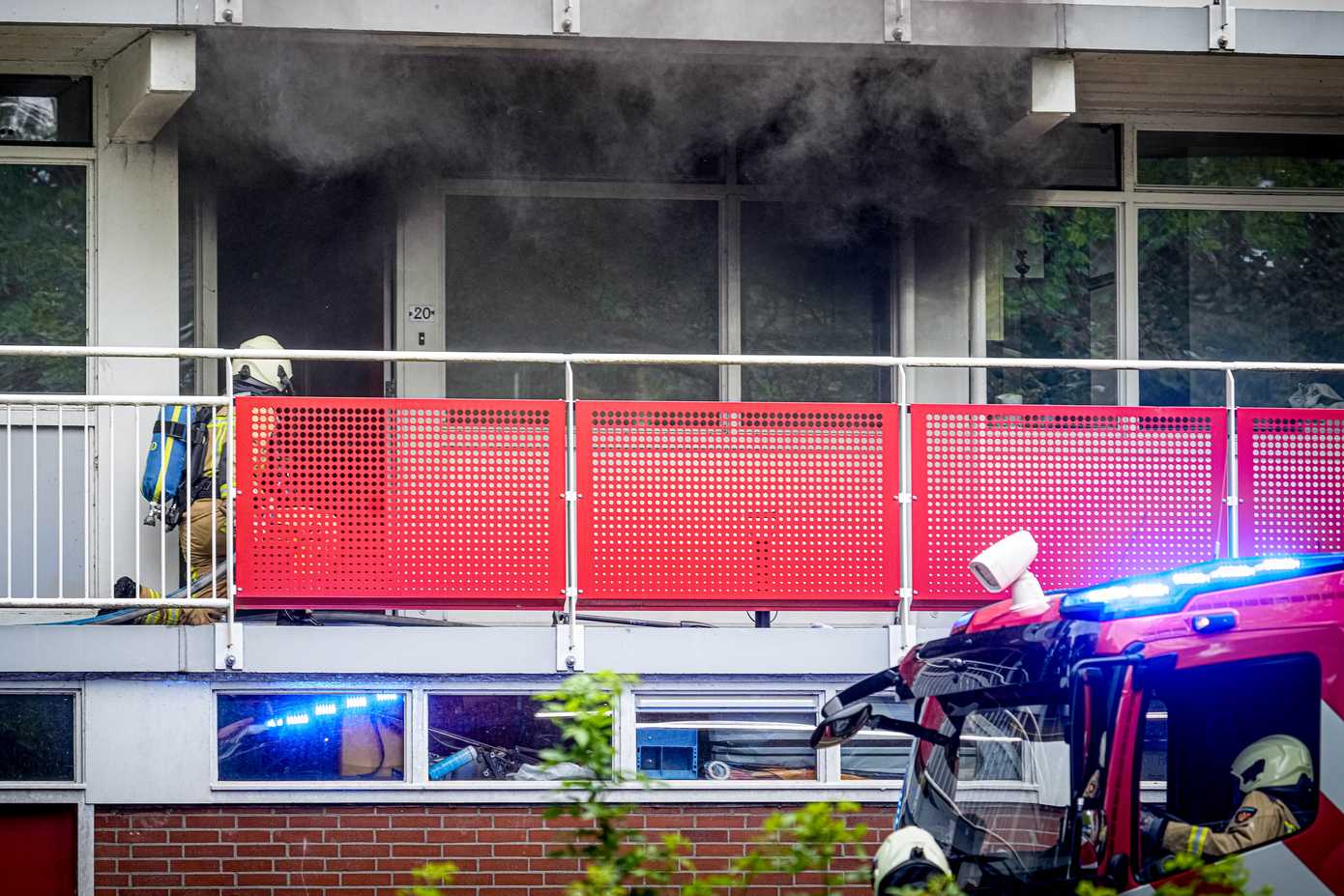 Zwarte rookwolken uit Smetanaflat door brand in appartement