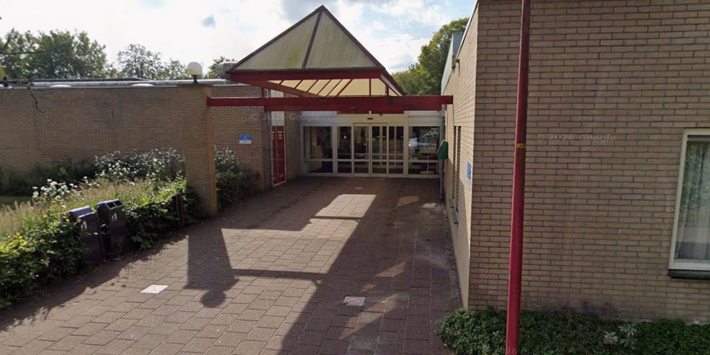 Tijdelijke nachtopvang voor vluchtelingen in sporthal De Hullen in Roden