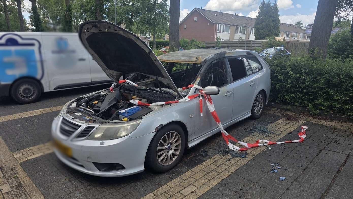 Auto volledig uitgebrand in wijk Noorderpark in Assen