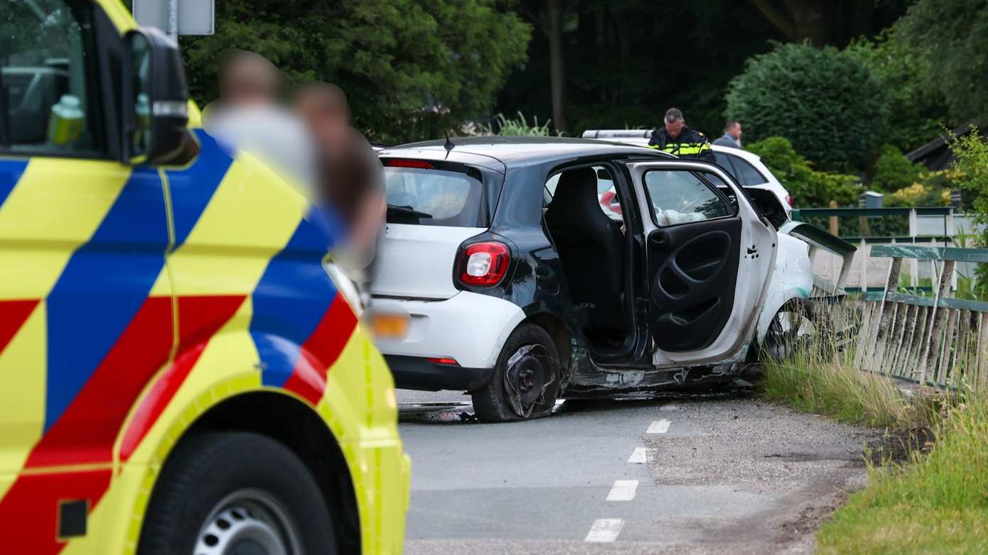 Jongere gewond na botsing tegen brugreling in Wijster