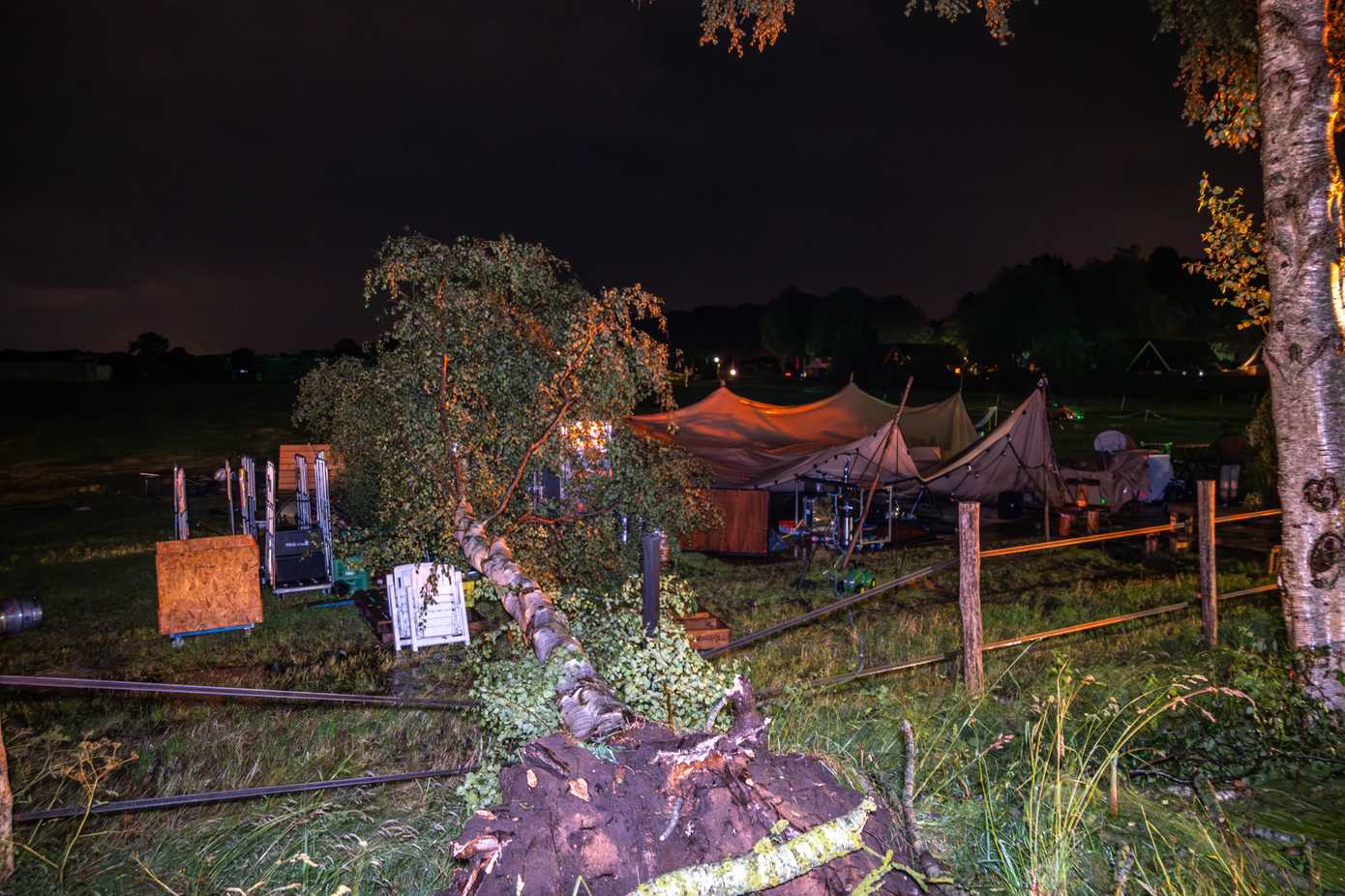 Boom valt op feesttent tijdens bruiloft