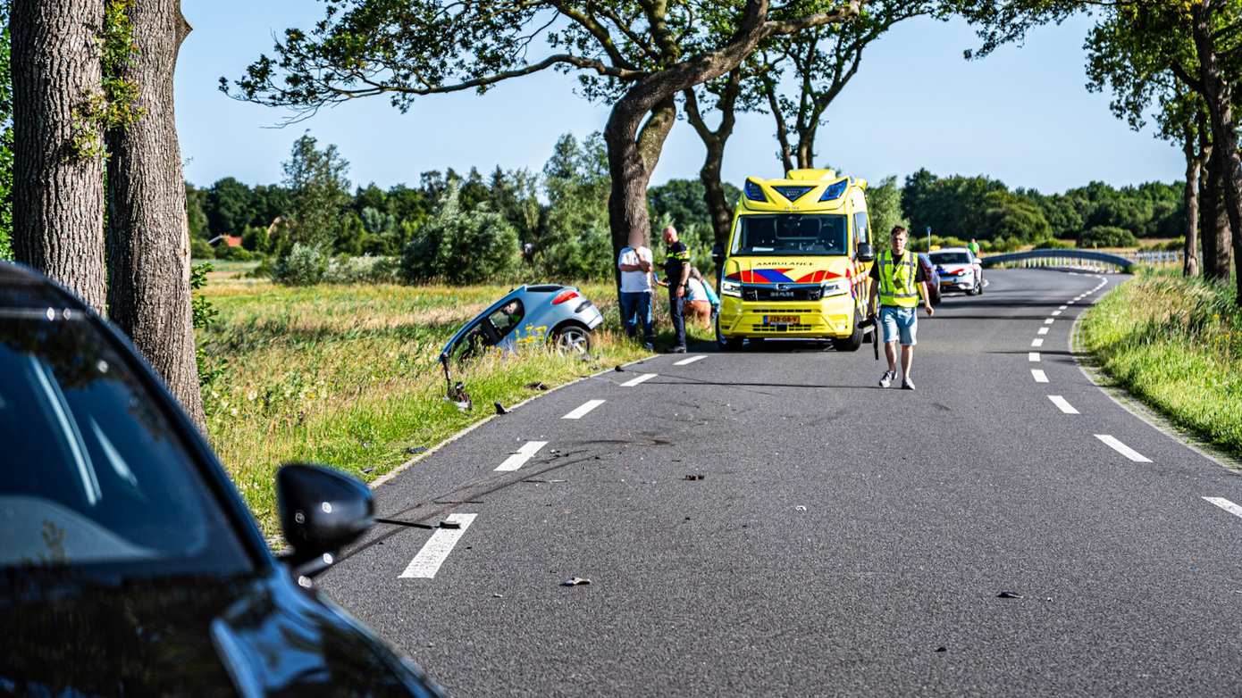 Auto's botsen op elkaar: persoon gewond en auto belandt in sloot
