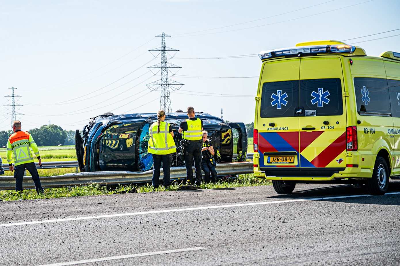 Auto belandt op zijkant tegen vangrail op A28