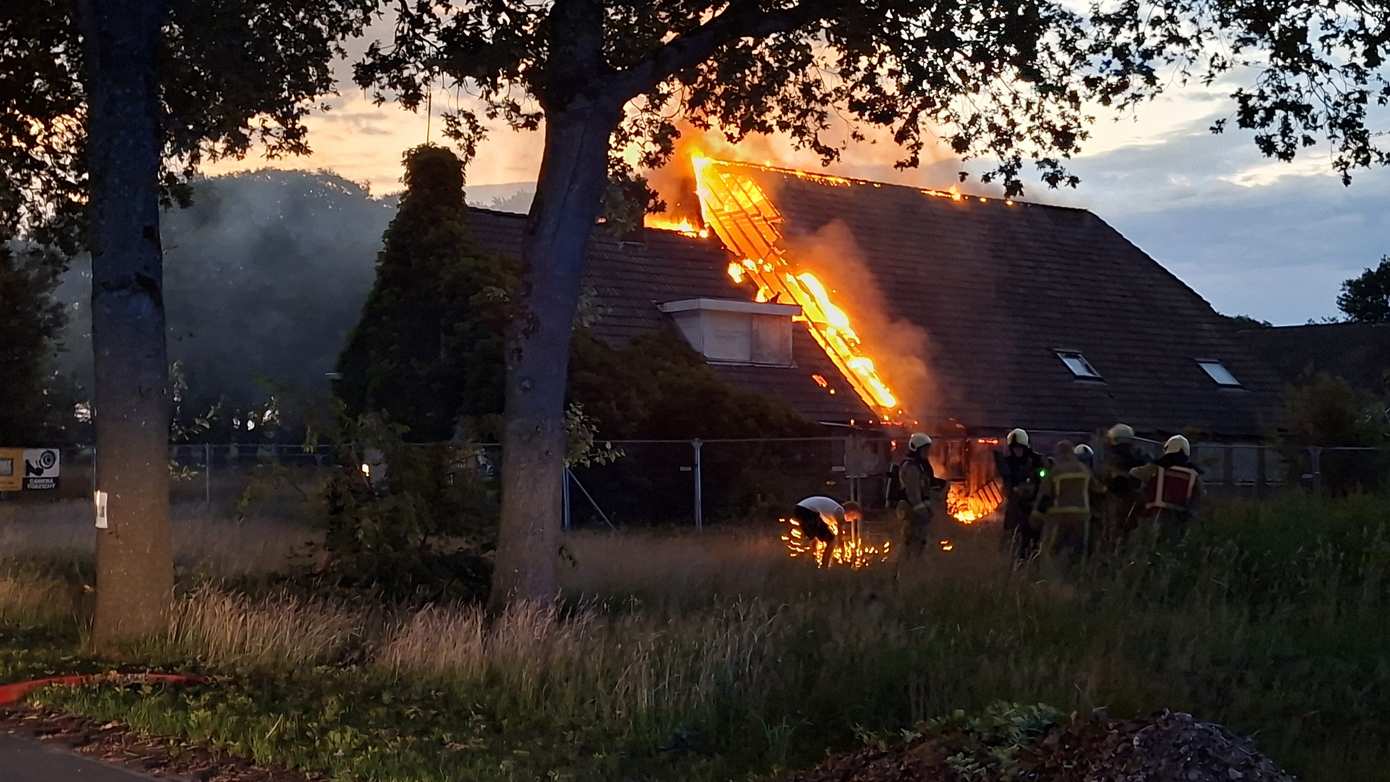 Uitslaande brand in leegstaande boerderij