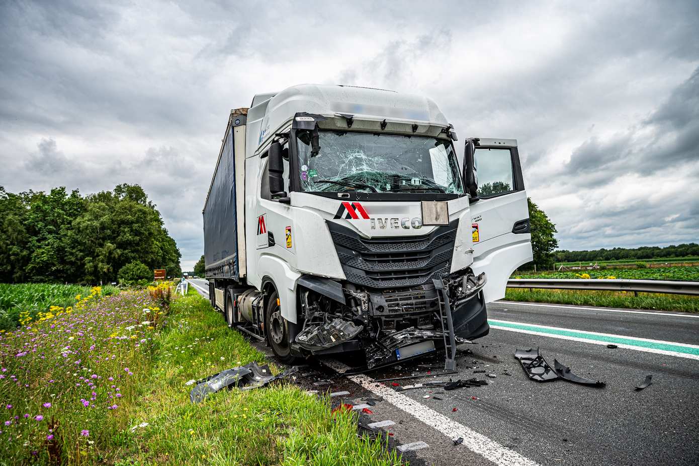 Vijf vrachtwagens en personenauto betrokken bij ernstig ongeval op N381