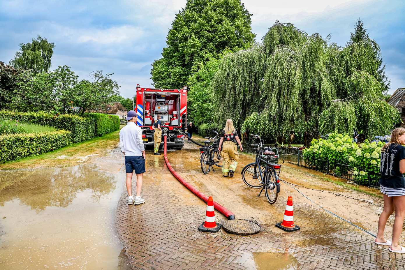 Woning en tuin onder water door grote waterlekkage