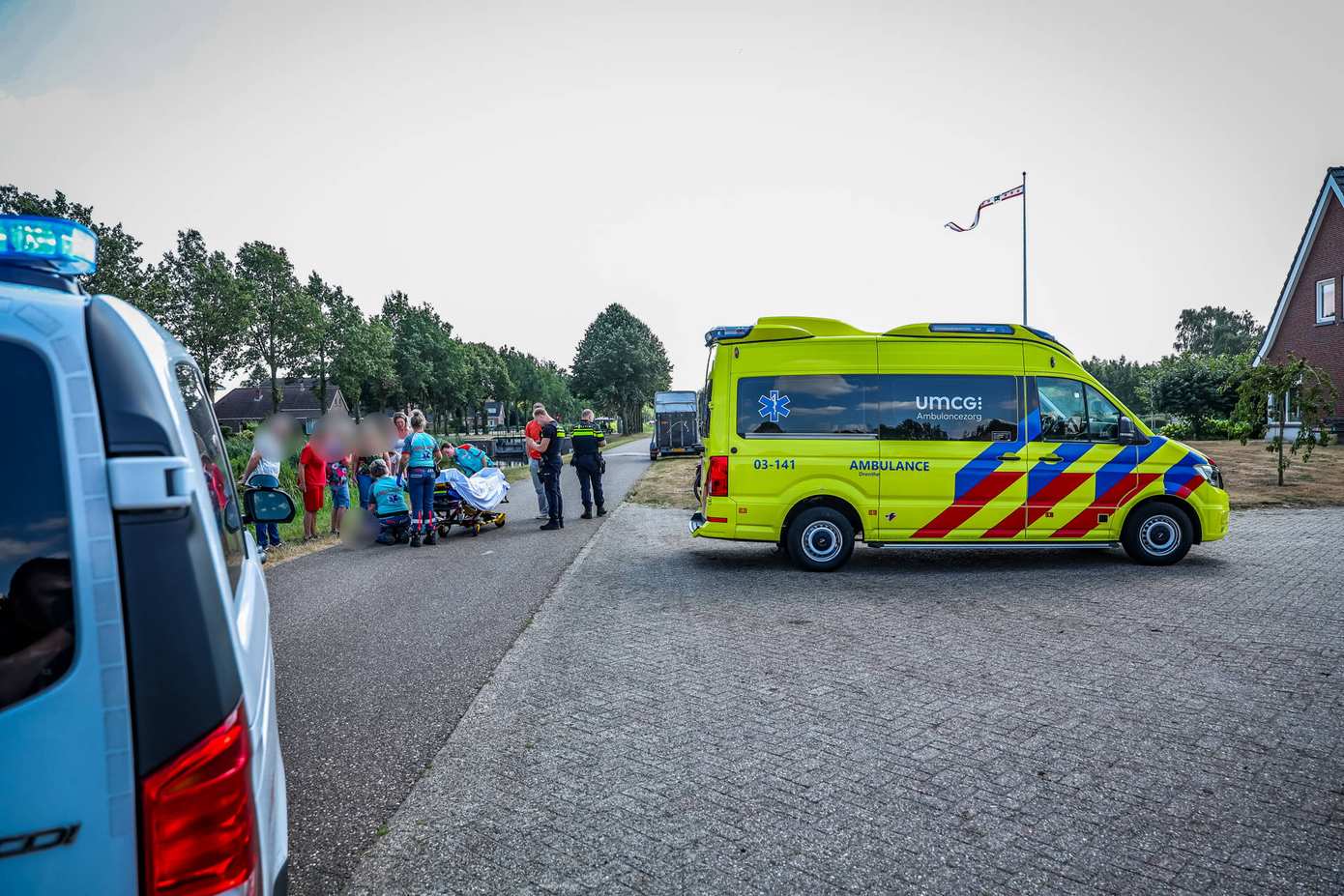 Fietser gewond bij botsing met auto met paardentrailer