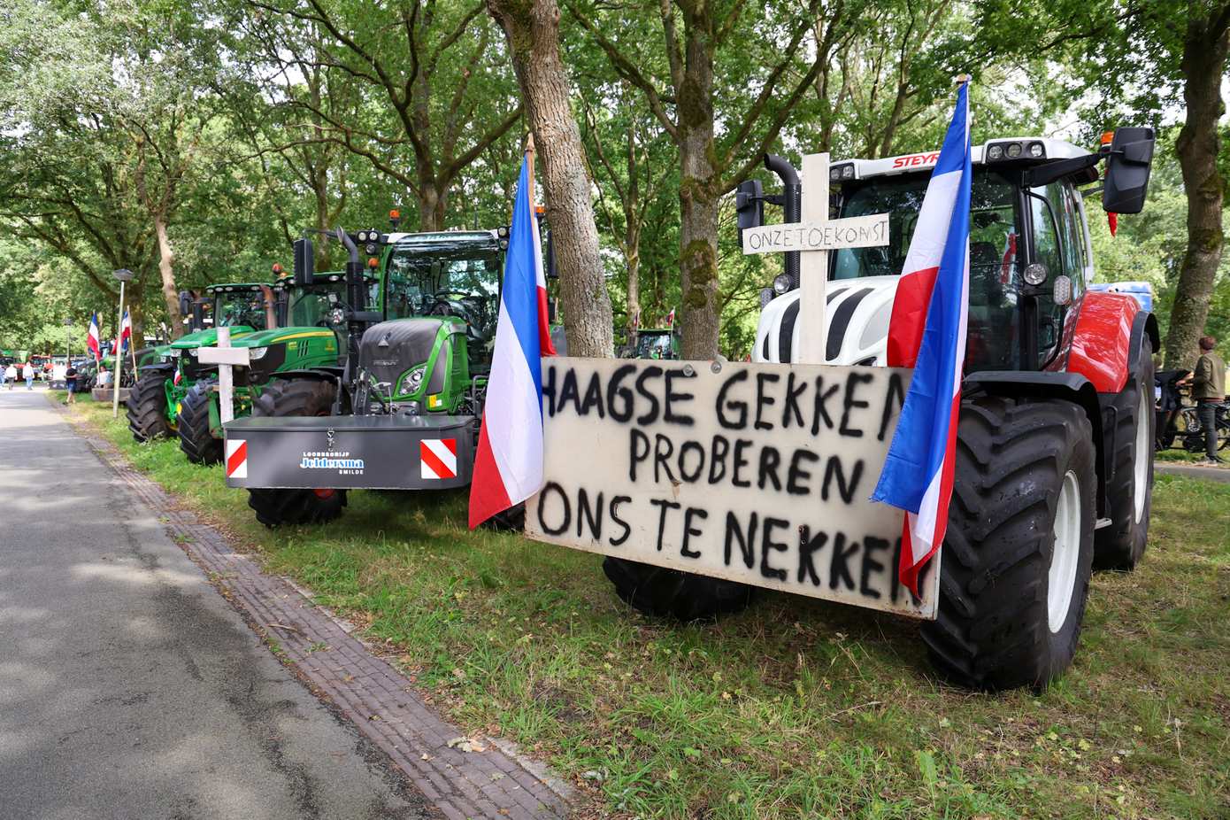 Duizend boeren sluiten actiedag af bij provinciehuis in Assen