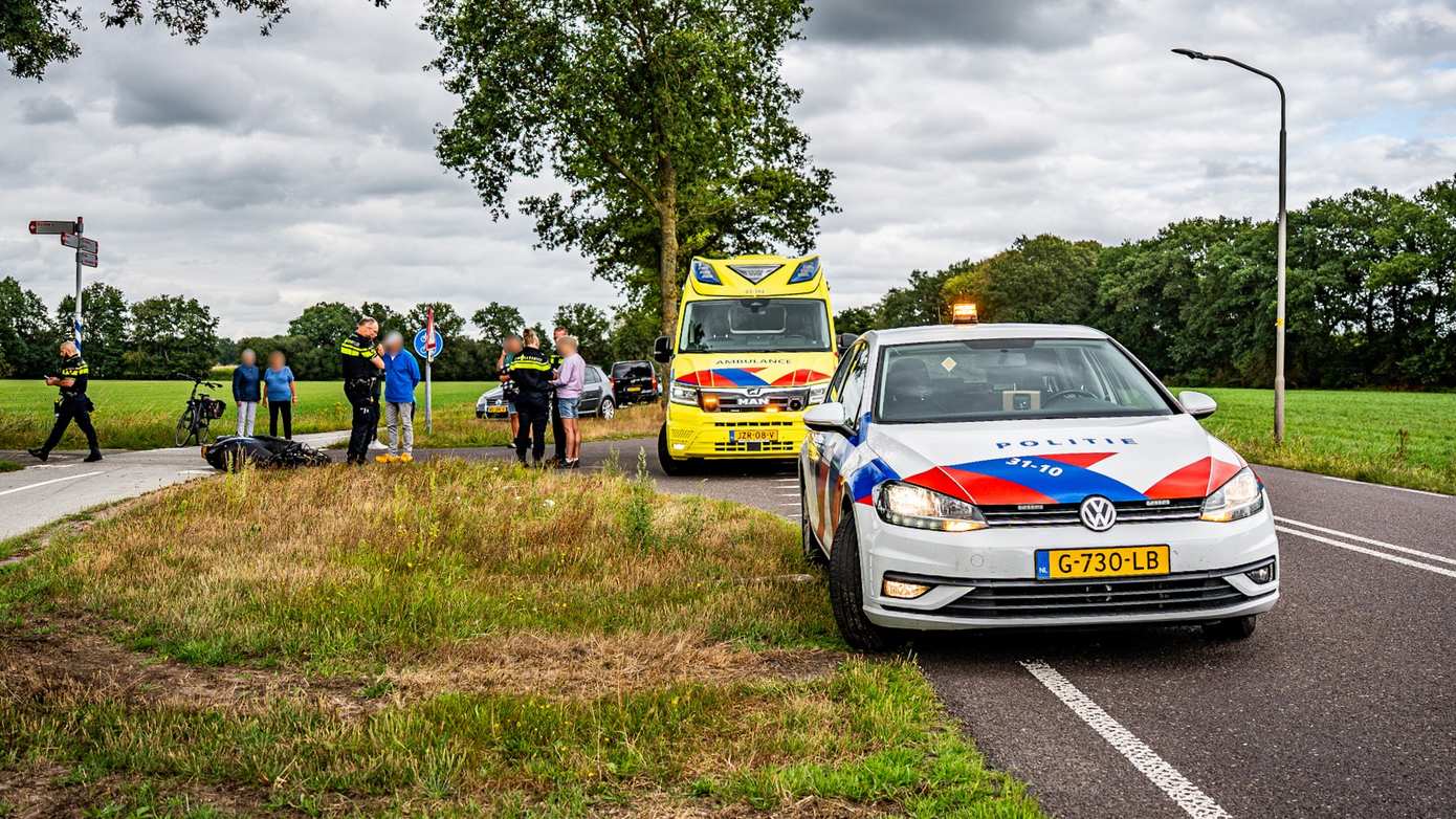Scooterrijder gewond bij aanrijding met auto op N858 bij Donderen