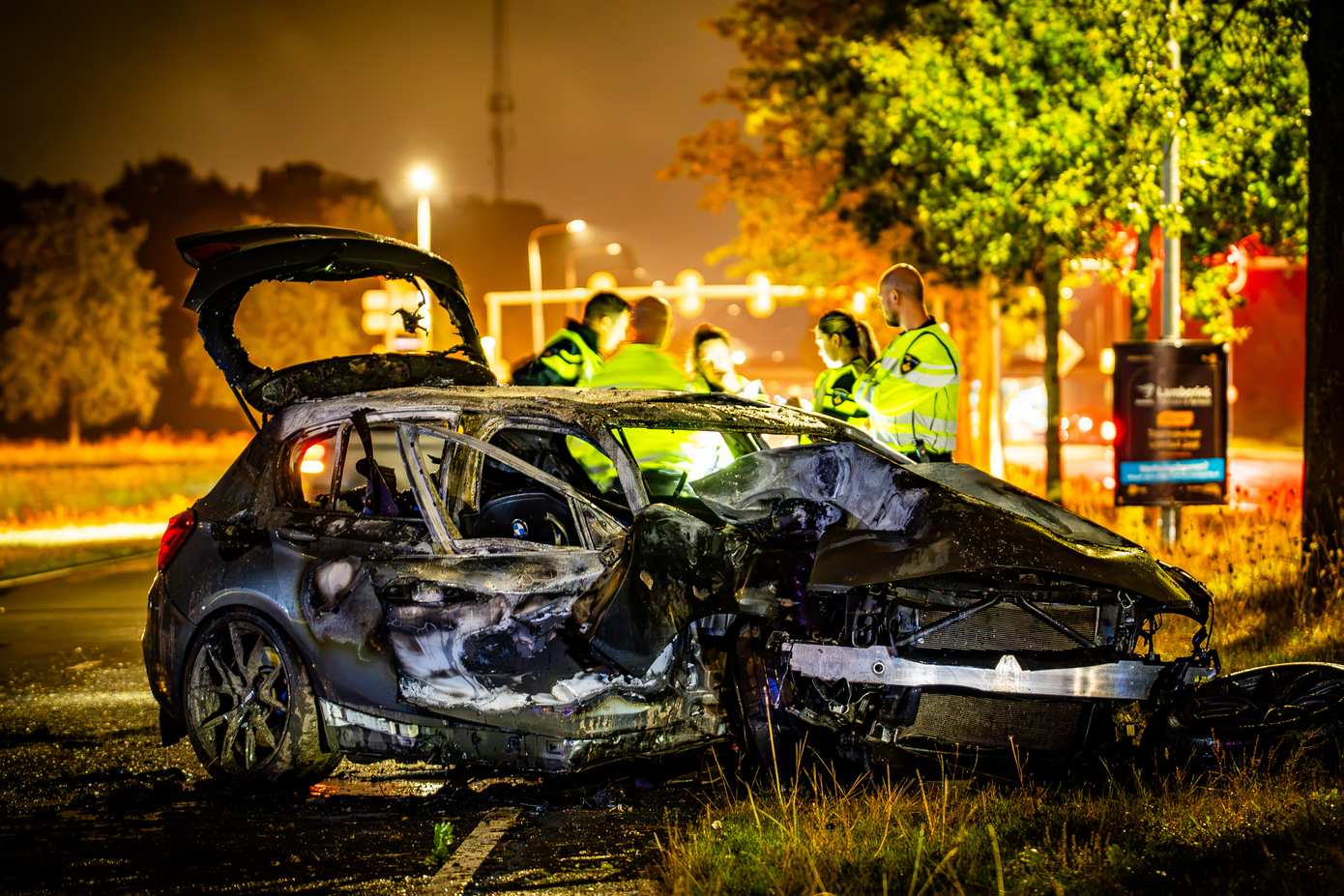 Auto vliegt in brand na botsing op boom in Assen