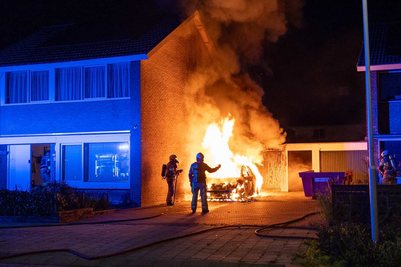 Uitslaande autobrand slaat over naar woning en garage in Assen