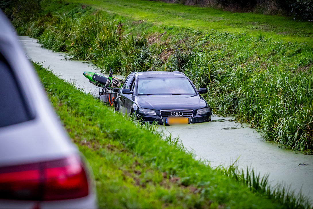 Auto met aanhanger en motor belandt in sloot bij Emmer-Compascuum