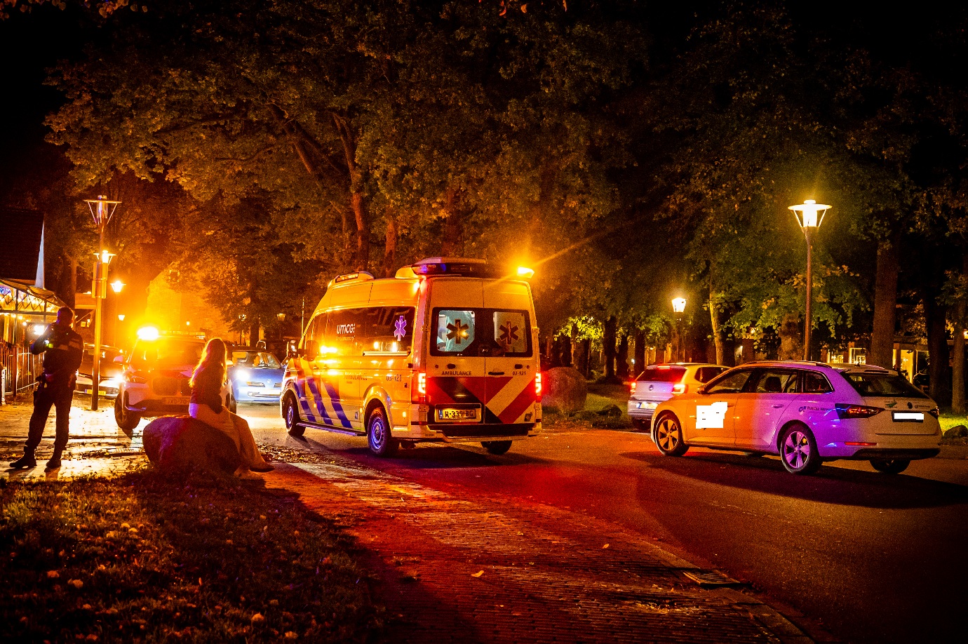 Vrouw na val op wegdek aangereden door taxi in Norg