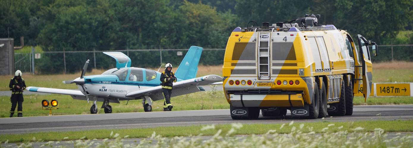 Vliegtuigje van KLM flight academy maakt voorzorgslanding op Airport Eelde