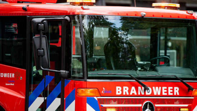 Brandweer bevrijdt beknelde man in bakkerij (Video)