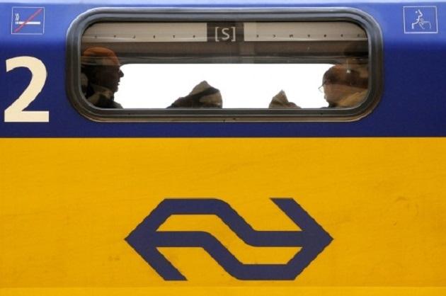 Onbekenden nemen trein onder vuur; Raam kapot