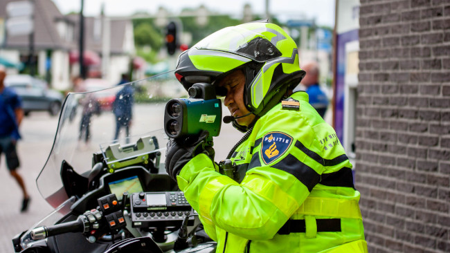 Politie houdt snelheidscontrole op grens van Drenthe en Groningen