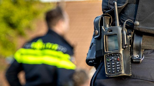 Politie zoekt man die achter daders aanging na brand in Emmen