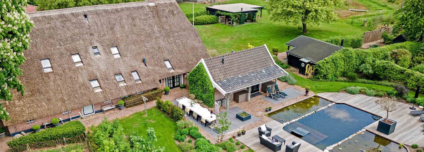 Te koop in Drenthe: rietgedekte woonboerderij met paardenboxen op 9.941 m² perceel