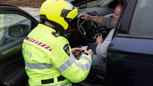 Man passeert 2 keer verkeerscontrole; 1e keer bekeuring, 2e keer rijbewijs kwijt