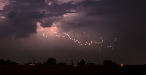 KNMI geeft voor vannacht en morgenvroeg code geel vanwege onweer