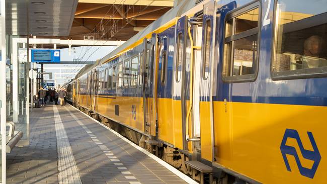 Treinreizigers worden zaterdag in oranje sfeer ontvangen op Station Emmen