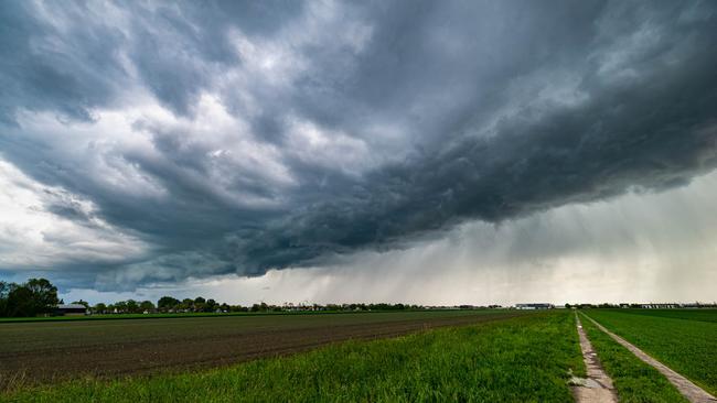 KNMI geeft code geel voor stevige regen- en onweersbuien met kans op hagel