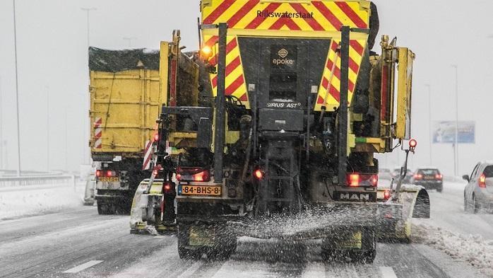 Strooiwagens de weg op ivm sneeuwval in Drenthe vanmorgen