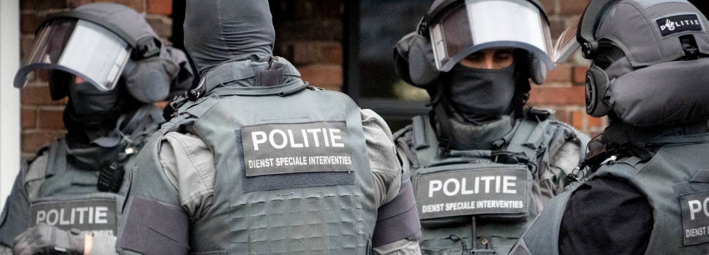 Twee aanhoudingen tijdens invallen in onderzoek van handel in verdovende middelen