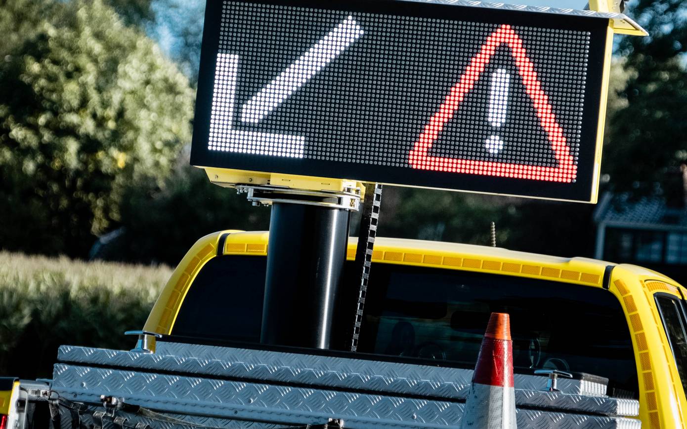 N34 richting A28 dicht vanwege gekantelde vrachtwagen met bieten (video)