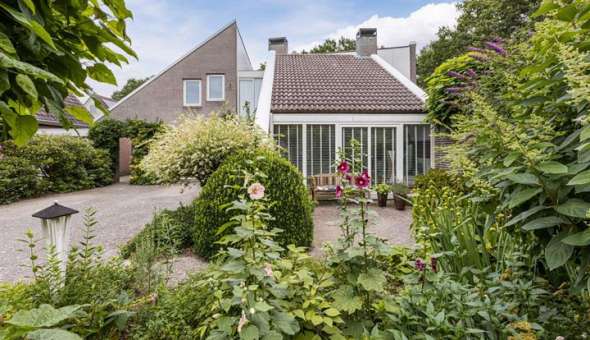 Te koop in Drenthe: royale villa met tuinhuis en sauna