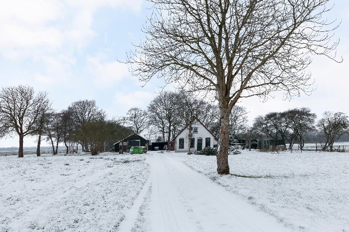 Te koop in Diever: half vrijstaande woonboerderij