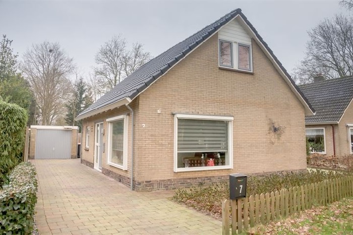 Te koop vrijstaande semi-bungalow in Vledder