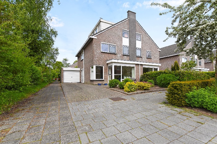 Te Koop in Eelde: Royale (uitgebouwde) twee-onder-Ã©Ã©n kap woning